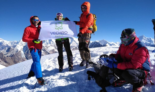 Ο Νίκος Μαγγίτσης κατέκτησε την κορυφή των Ιμαλαίων με την VECHRO υπερήφανο χορηγό στο πλευρό του!