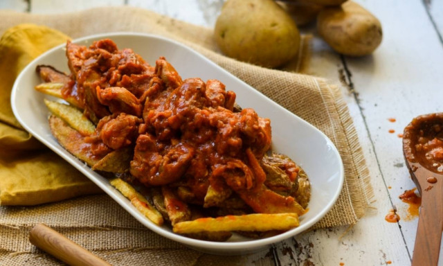 Η συνταγή της ημέρας: Κοτόπουλο κοκκινιστό με πατάτες τηγανιτές