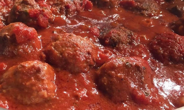 Η συνταγή της ημέρας: Κεφτεδάκια κοκκινιστά με πατατούλες