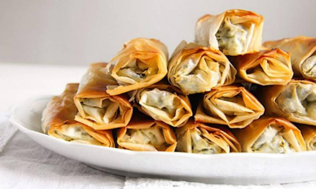 Αυτή είναι η πιο εύκολη συνταγή για ρολάκια με σπανάκι και φέτα