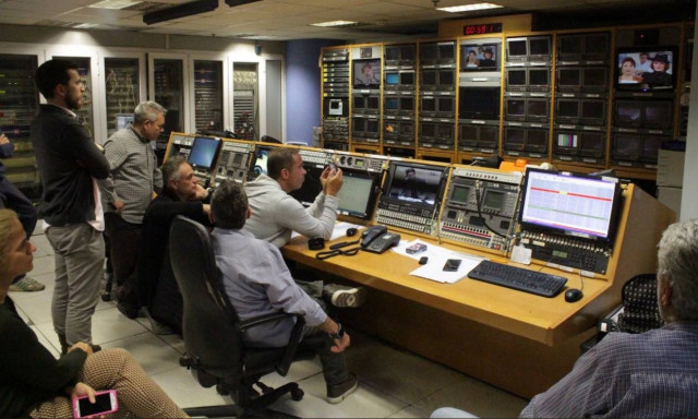 «Μαύρο» στο MEGA: Στο control οι εργαζόμενοι - Ξέσπασαν σε κλάματα (pics)