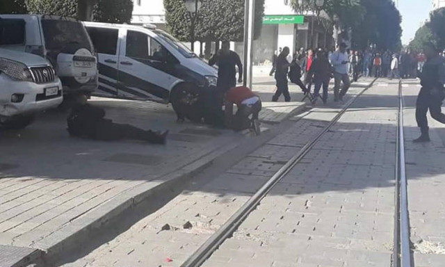 Σκηνές φρίκης στην Τυνησία: Γυναίκα καμικάζι ανατινάχθηκε μπροστά από αστυνομικούς (ΣΚΛΗΡΕΣ ΕΙΚΟΝΕΣ)