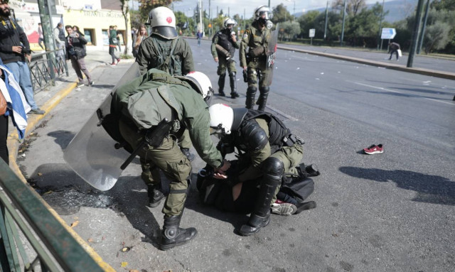 Επεισόδια στο κέντρο της Αθήνας κατά τη μαθητική πορεία (pics)