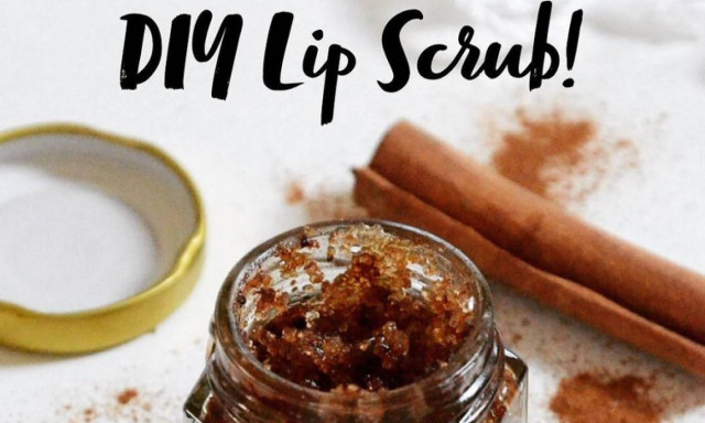 DIY Time! Φτιάξε το τέλειο lip scrub που θα σου χαρίσει χείλη απαλά και ζουμερά σε ένα λεπτό