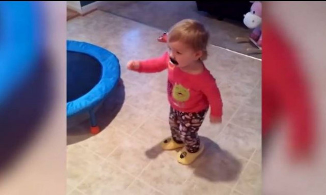 Θα σας φτιάξει τη διάθεση! Οι εντυπωσιακές χορευτικές κινήσεις ενός μωρού (vid)