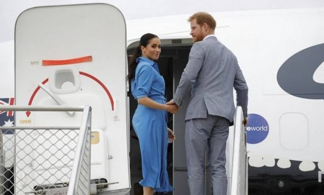 Η ανατριχιαστική στιγμή που το αεροπλάνο του Πρίγκιπα Χάρι παραλίγο να συντριβεί (vid)