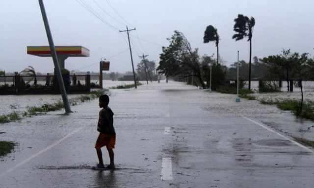 Ο τυφώνας Γιούτου σάρωσε τις Φιλιππίνες: Χιλιάδες άνθρωποι εγκατέλειψαν τα σπίτια τους (pics+vid)