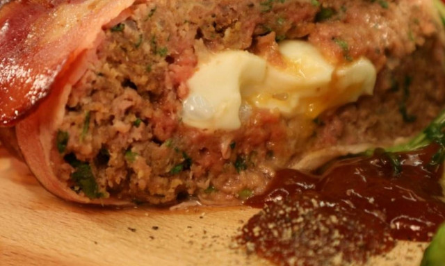 Η συνταγή της ημέρας: Ρολό κιμά με αυγό, τυλιχτό με μπέικον