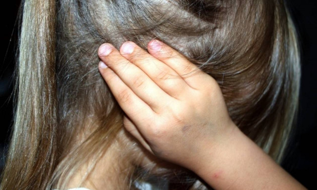 Κρήτη: Πατέρας ξυλοκόπησε την ανήλικη κόρη του στη μέση του δρόμου