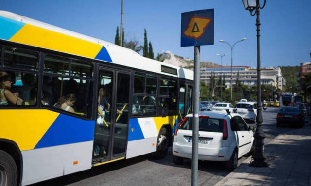 Χειροπέδες σε 15χρονους που πετούσαν πέτρες σε λεωφορεία