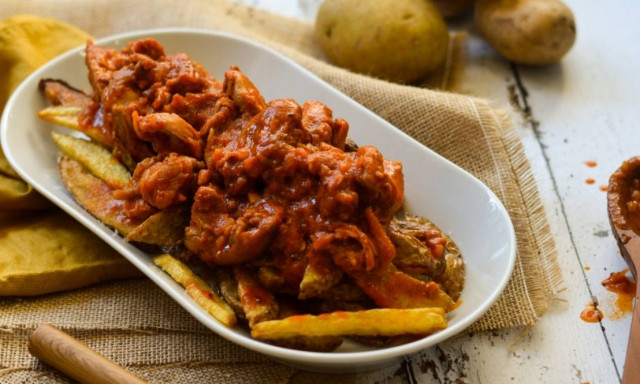 Η συνταγή της ημέρας: Κοτόπουλο κοκκινιστό με πατάτες τηγανιτές