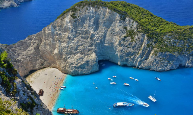 Ζάκυνθος: Άλλαξε χρώμα η θάλασσα στο «Ναυάγιο» - Οι πρώτες εικόνες μετά το σεισμό (vid)