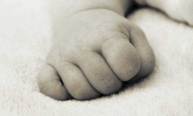 Ανατριχιστικές αποκαλύψεις για την κακοποίηση βρέφους από τον πατέρα του στη Λαμία