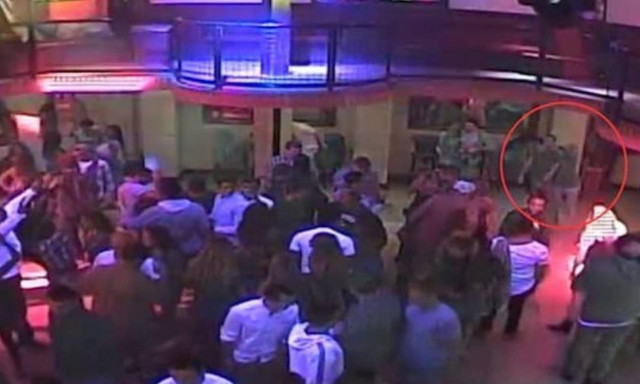 Γυναίκα 1,55μ. «στραγγάλισε» μέχρι λιποθυμίας πορτιέρη γιατί τη χούφτωσε! (video)