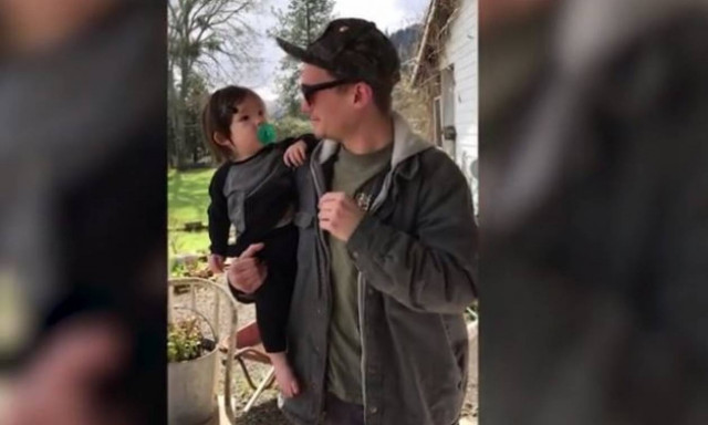 Η αντίδραση ενός άνδρα που βλέπει χρώμα για πρώτη φορά στη ζωή του (vid)