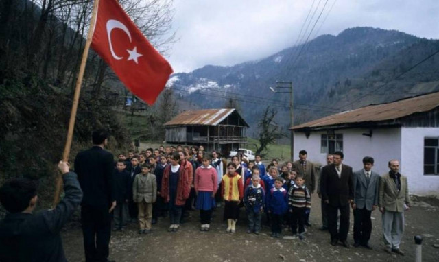 Φανατίζουν τους Τούρκους μαθητές με όρκο από το παρελθόν στα σχολεία