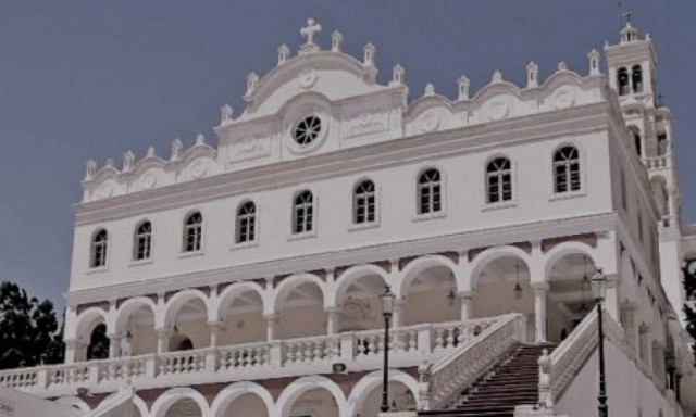 Η Παναγία εμφανίστηκε στον ναό της στην Τήνο και γιάτρεψε μία ψυχασθενή!