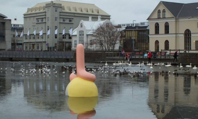 Ρέικιαβικ: Σάλος με γλυπτό... λουκάνικο που έχει στηθεί απέναντι από το ισλανδικό κοινοβούλιο