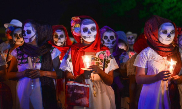«Άνοιξαν» οι πύλες του Κάτω Κόσμου: Απόκοσμες εικόνες από την «Ημέρα των Νεκρών»