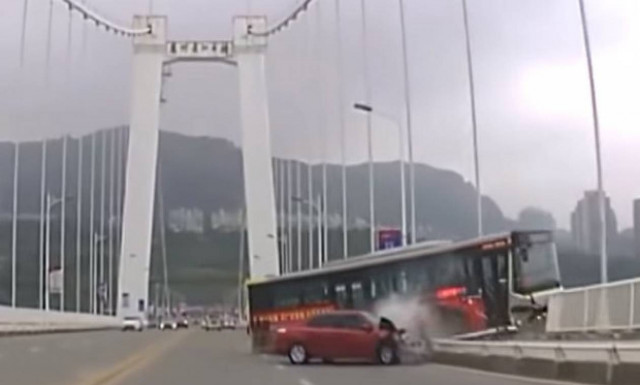 Βίντεο σοκ: Επιβάτης επιτίθεται σε οδηγό λεωφορείου το οποίο κάνει βουτιά θανάτου με 15 νεκρούς