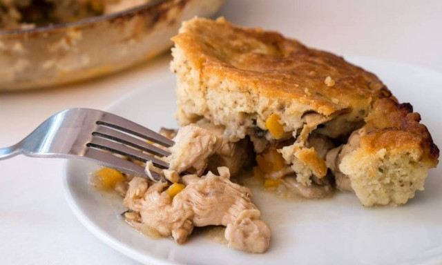 Η συνταγή της ημέρας: Κοτόπουλο σκεπαστό με τραγανή ζύμη