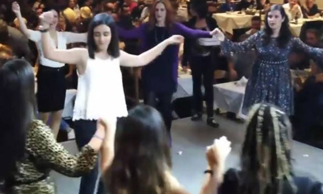 Έντεκα κουκλάρες Κρητικοπούλες «άναψαν» Κρητικό γλέντι στην Αθήνα