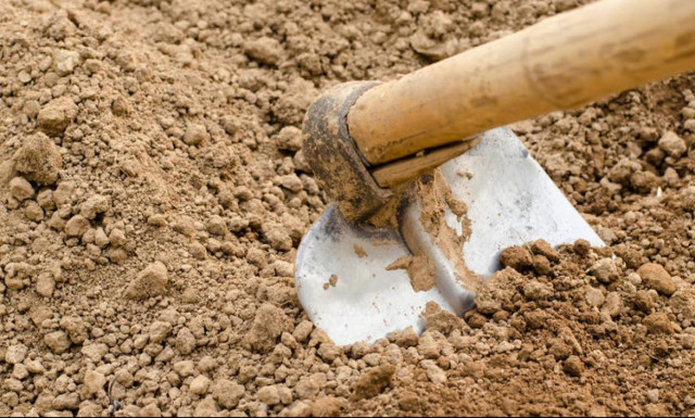 Βόλος: 37χρονος χτύπησε με τσάπα στο κεφάλι νεαρό Ρομά