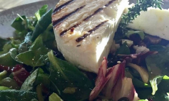 Πεντανόστιμη σαλάτα με μανούρι