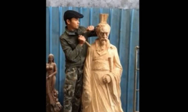 Εντυπωσιακό! Φτιάχνει μορφές κορυφαίων καλλιτεχνών πάνω σε κορμούς δέντρων (vid)