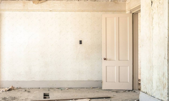 Έκανε ανακαίνιση στην κουζίνα και έτριβε τα μάτια της με αυτό που βρήκε στον τοίχο!