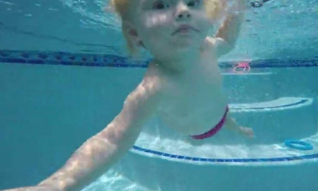 Το μωρό που θα σας εντυπωσιάσει με το κολύμπι του! (vid)
