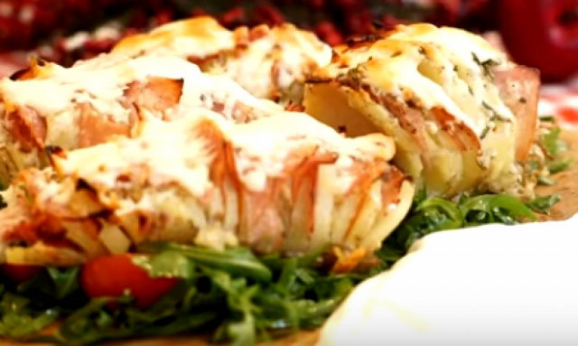 Hasselback potatoes για να εντυπωσιάσετε την παρέα σας