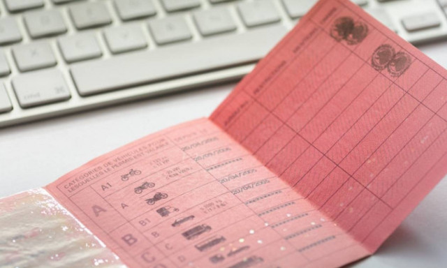 Στον «πάγο» οι εξετάσεις για δίπλωμα οδήγησης: Διαμαρτυρία έξω από το υπουργείο Μεταφορών (vid)