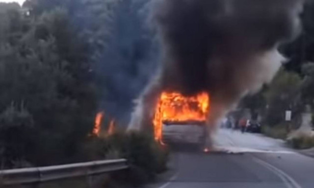 Λευκάδα: Φωτιά σε λεωφορείο του ΚΤΕΛ εν κινήσει (pics+vid)