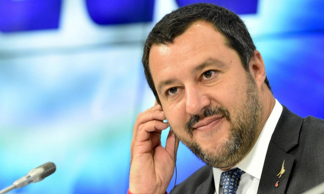 Σέλφι φωτογραφία του Σαλβίνι ξεσηκώνει θύελλα αντιδράσεων στην Ιταλία
