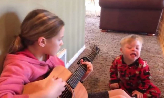 Κορίτσι παίζει μουσική στον μικρό της αδερφό με σύνδρομο Down (vid)