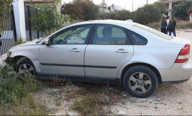 Ηράκλειο: Ανήλικοι πήραν κρυφά αυτοκίνητο και έπεσαν σε τοίχο σχολείου! (pics)