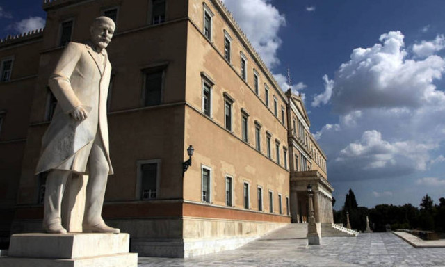 Γραφείο Προϋπολογισμού: Αποπληρωμή οφειλών, φόροι και περιστολή δαπανών στηρίζουν το πλεόνασμα