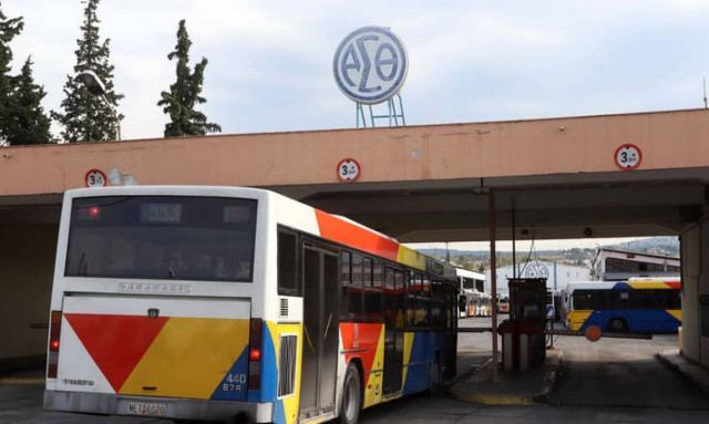 Τροχαίο στη Θεσσαλονίκη: Λεωφορείο έπεσε σε σταθμευμένα αυτοκίνητα