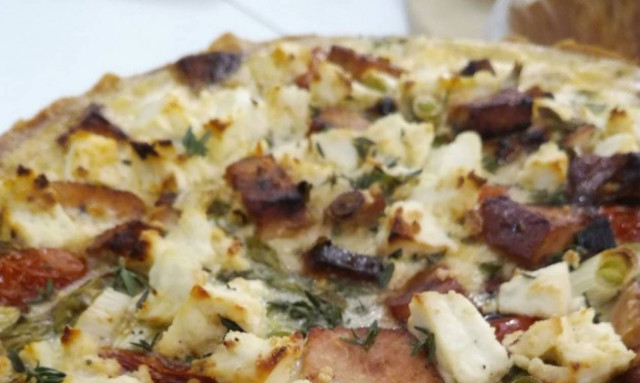 Εύκολη συνταγή για τάρτα με καπνιστή γαλοπούλα, ντοματίνια και ανθότυρο