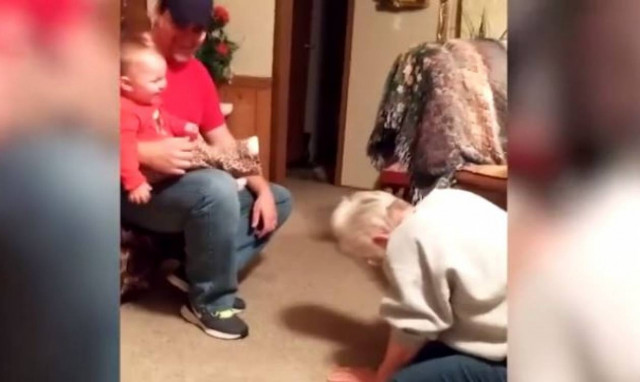 Ξεκαρδιστικό παιχνίδι μεταξύ γιαγιάς και εγγονιού (vid)