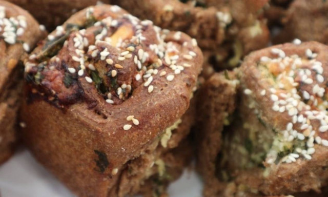 Εύκολη συνταγή: Ρολάκια ολικής άλεσης γεμιστά με τυρί κρέμα