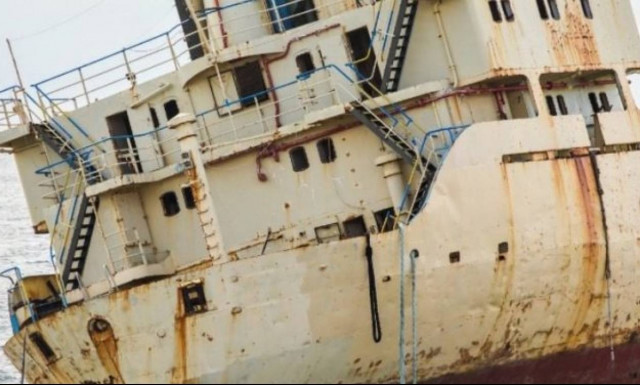 Η συνταρακτική στιγμή που το τσουνάμι πετάει φορτηγό πλοίο στην στεριά