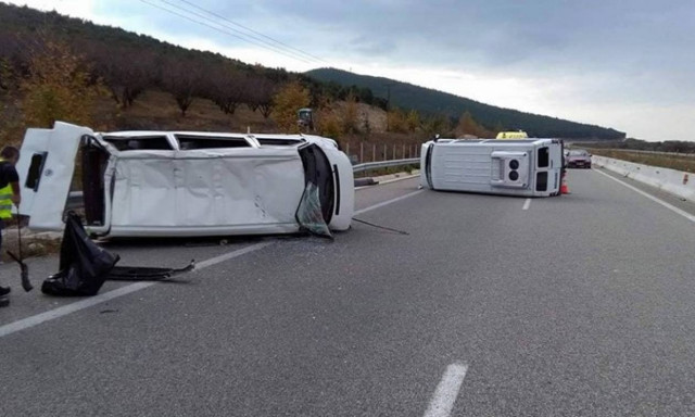 Σοβαρό τροχαίο με δύο βανάκια στην Καβάλα - Επτά τραυματίες