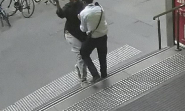 Βίντεο που «παγώνει» το αίμα: O τζιχαντιστής της Μελβούρνης καρφώνει με μαχαίρι θύμα στο λαιμό