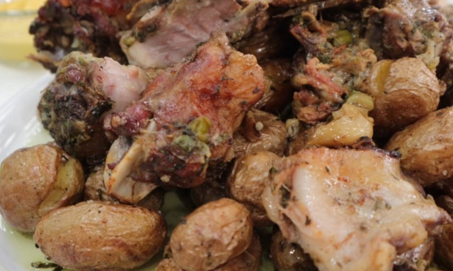 Η συνταγή της ημέρας: Κατσικάκι λεμονάτο στη γάστρα με πατάτες baby