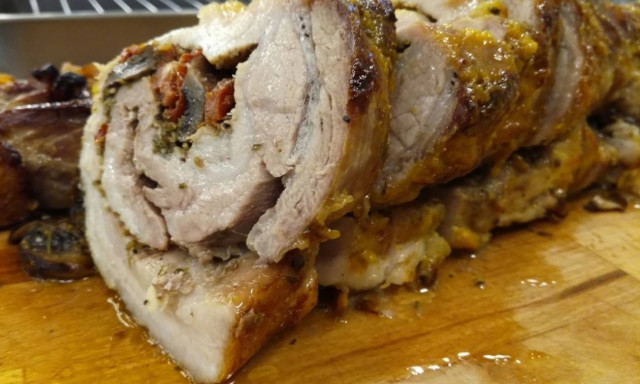 Συνταγή για ρολό χοιρινό γεμιστό με μανιτάρια, λιαστή ντομάτα και γραβιέρα κρήτης