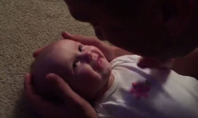 Θα σας φτιάξει τη διάθεση! Το τραγούδι ενός πατέρα στη μικρή κόρη του (vid)