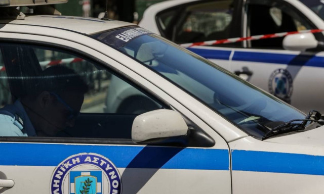 Χειροπέδες σε σπείρα που λήστευε οδηγούς και πεζούς στο Μενίδι