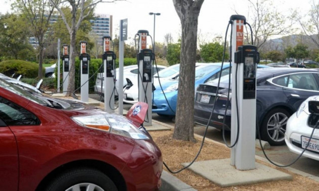 Αυτό είναι το σχέδιο της ΝΔ για την ηλεκτροκίνηση: Προτείνει αντικατάσταση όλων των σημερινών Ι.Χ.